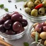 Чим відрізняються оливки та маслини: різниця, смак, користь
