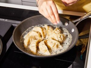 Учимся жарить пельмени на сковороде