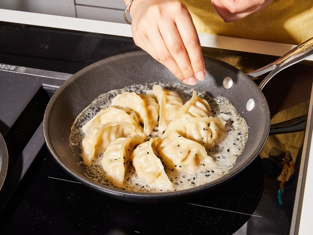 Учимся жарить пельмени на сковороде