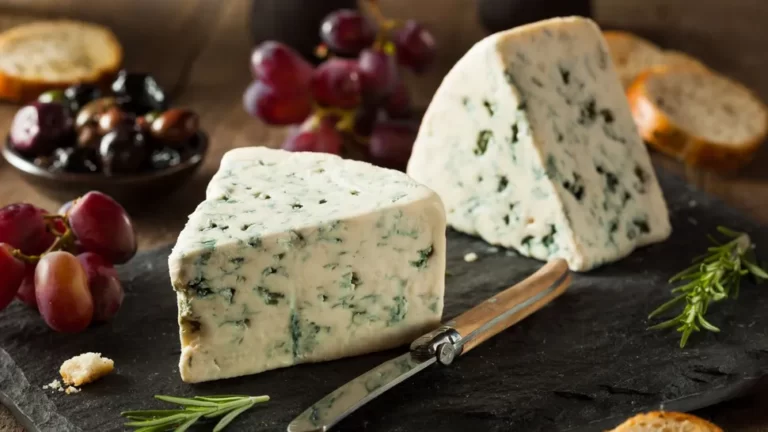 Сыр с плесенью: как отличить деликатес от испорченного продукта