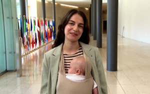 «Дитина — не перешкода»: шведська міністерка з 3-місячним сином на засіданні Ради ЄС.