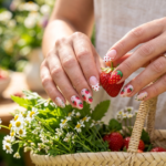 Полуничний манікюр: літній хіт 🍓 Стильні ідеї від мінімалізму до яскравих дизайнів (фото)
