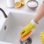 Не зливайте це в раковину: звичні продукти, що спричиняють дорогий ремонт.
