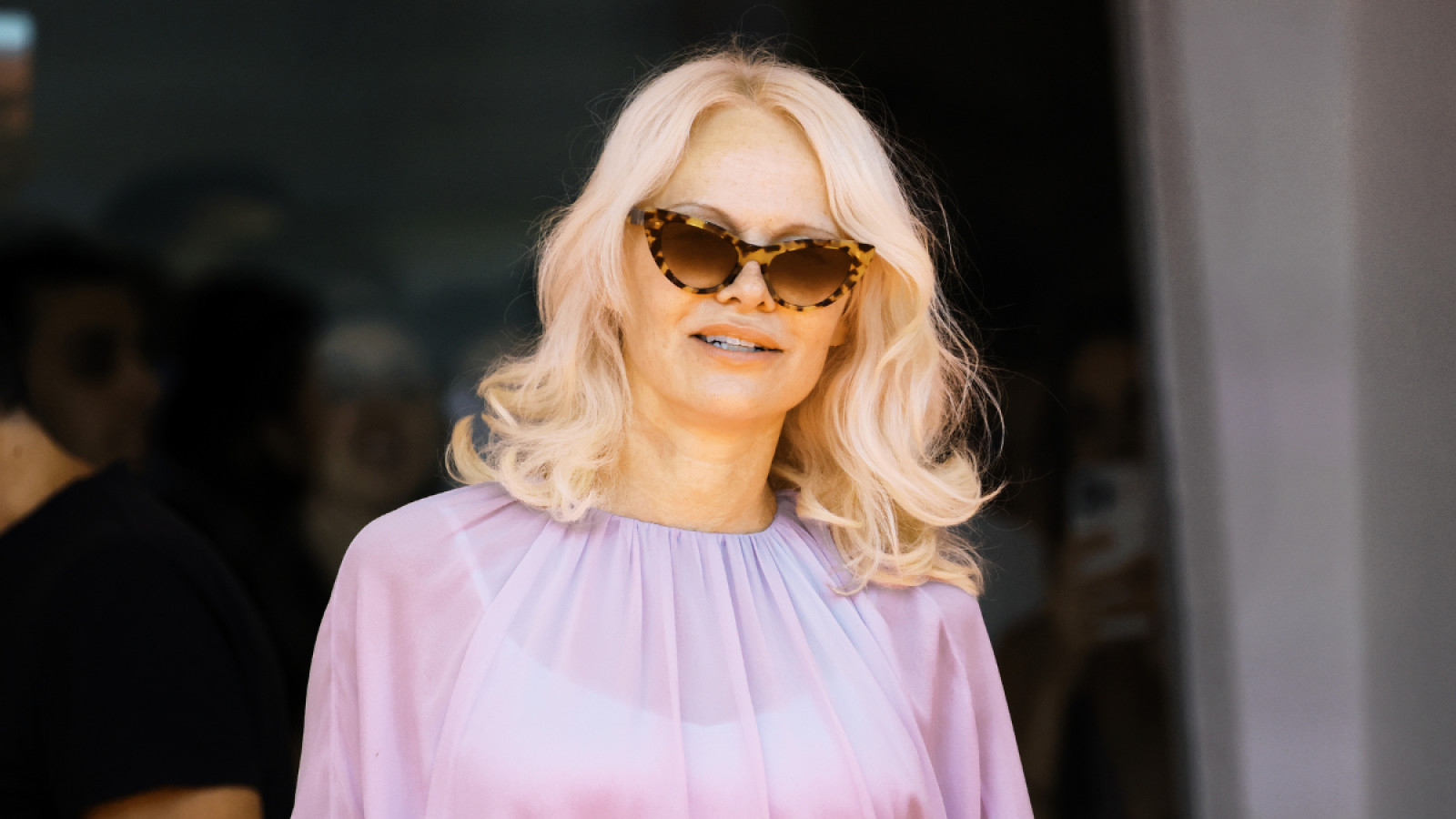 Зірка Венеції: Памела Андерсон — всі образи на кінофестивалі