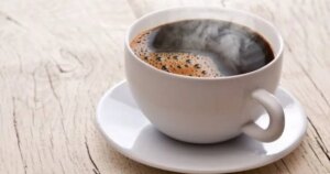 Гаряча звичка: Як вживання гарячих напоїв потроює ризик раку