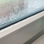 Конденсат на пластикових вікнах: причина, наслідки та вирішення проблем з відкосами і пліснявою