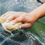 Лобове скло без розводів: експерти діляться секретами ідеальної чистоти.